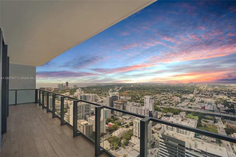 88 SW 7th St # 3910, Miami FL 33130