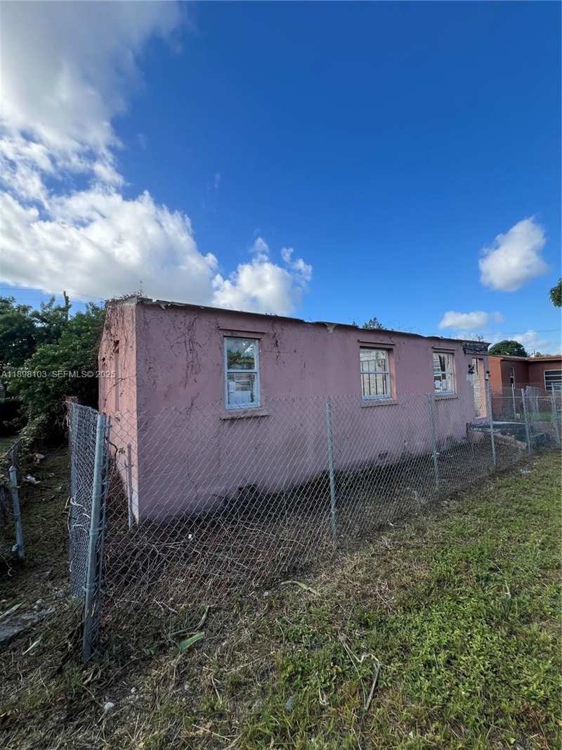 2122 Dewey St, Hollywood FL 33020