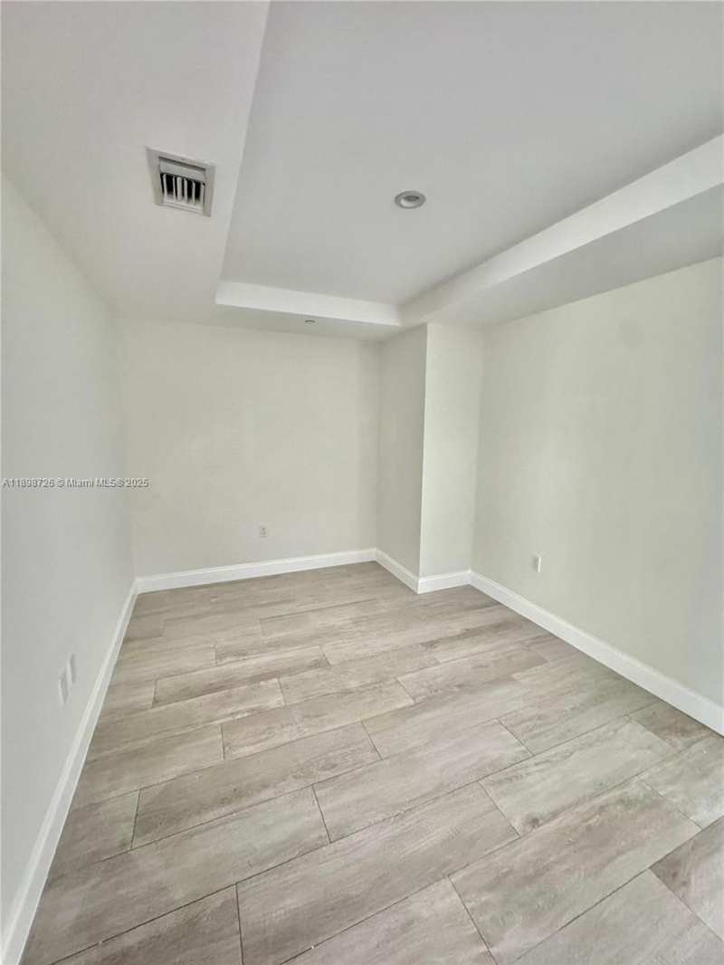 45 SW 9th St # 3404, Miami FL 33130