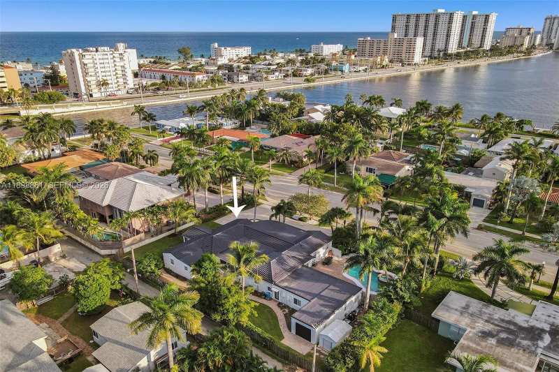 725 Harrison St, Hollywood FL 33019