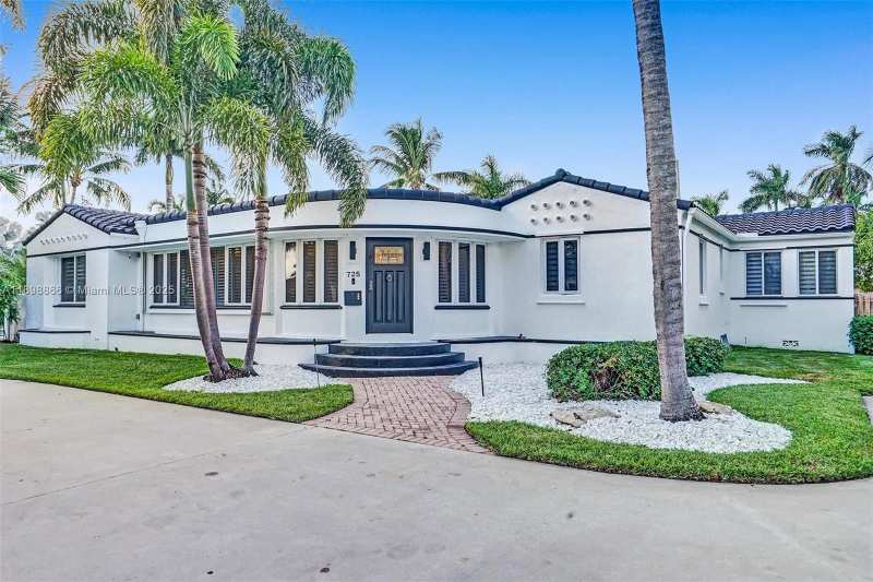 725 Harrison St, Hollywood FL 33019