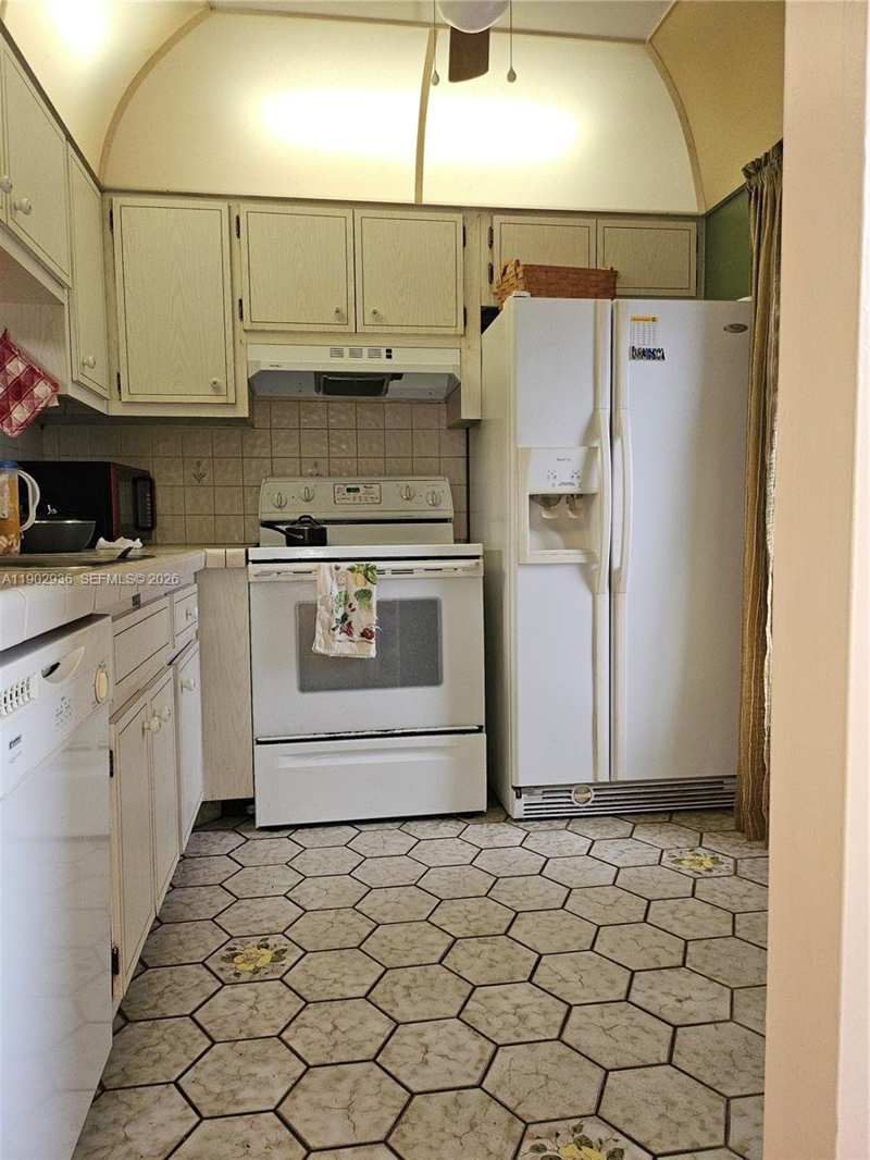 5121 W Oakland Park Blvd # 211, Lauderdale Lakes FL 33313