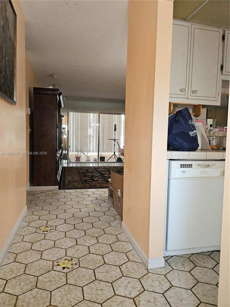 5121 W Oakland Park Blvd # 211, Lauderdale Lakes FL 33313