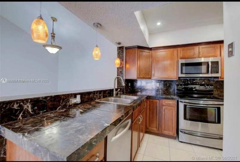 18850 NW 57th Ave # 306, Hialeah FL 33015