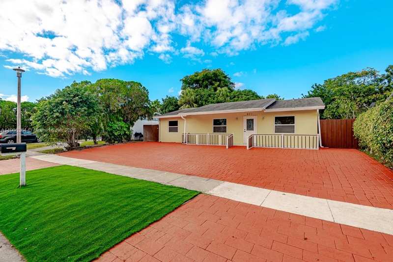 401 SW 76th Ter, North Lauderdale FL 33068