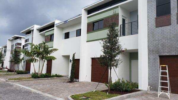 4500 NW 8th Pl, Plantation FL 33317