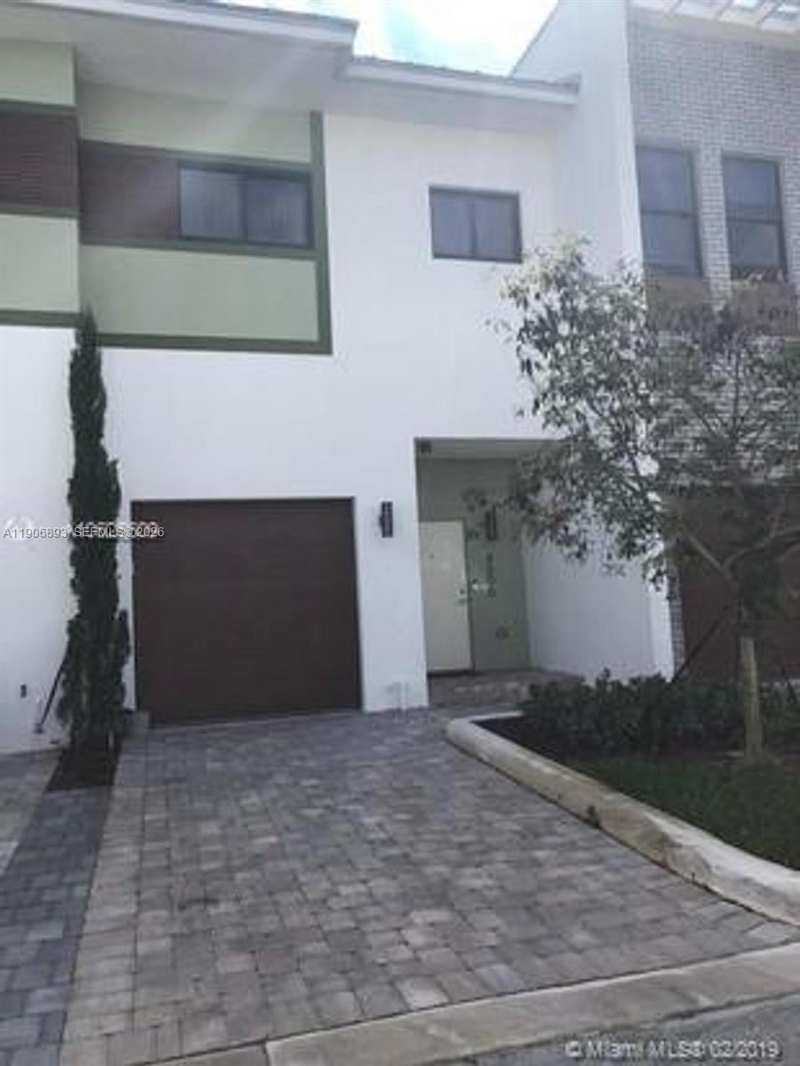 4500 NW 8th Pl, Plantation FL 33317