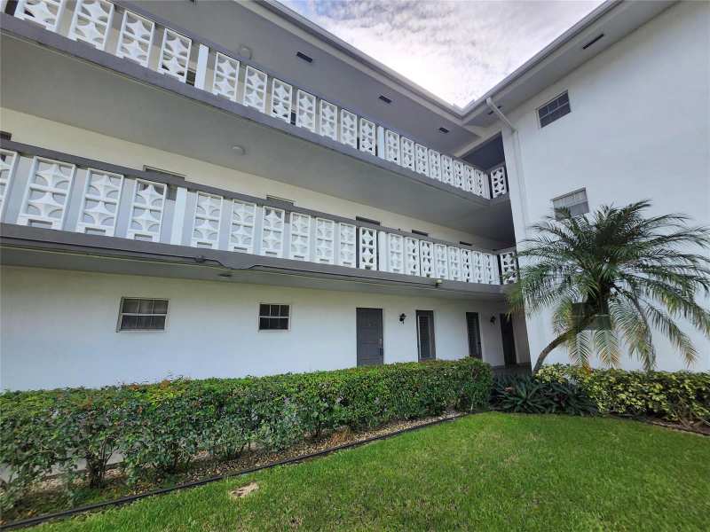 1201 Hillcrest Court # 105, Hollywood FL 33021