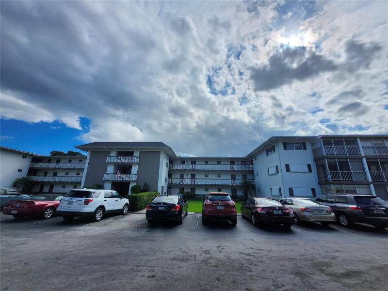 1201 Hillcrest Court # 105, Hollywood FL 33021