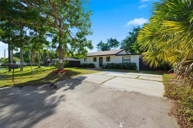 1464 NE 28th St, Pompano Beach FL 33064