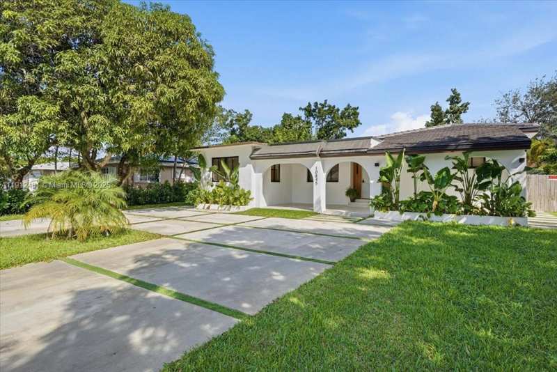 10845 Peachtree Dr, Miami FL 33161