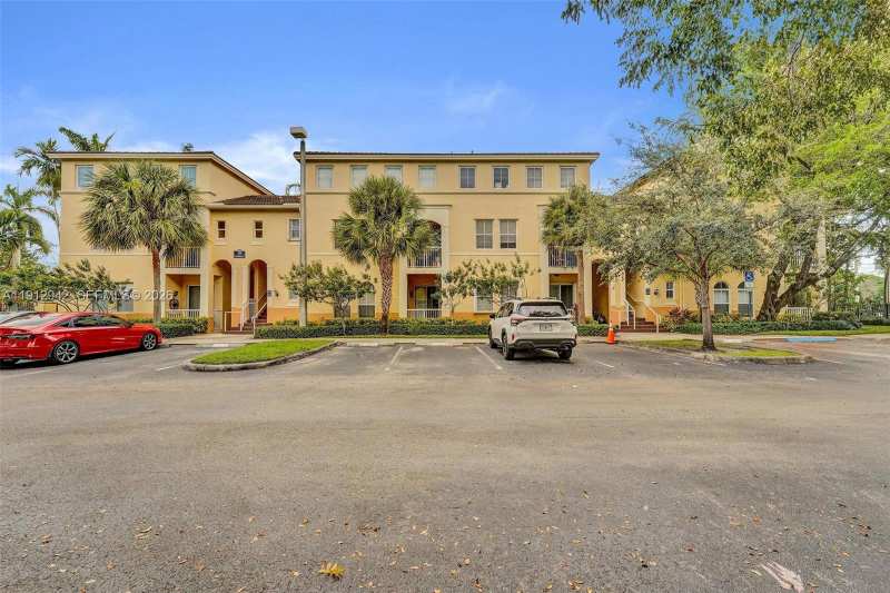 100 Jacaranda Country Club Dr # 203, Plantation FL 33324