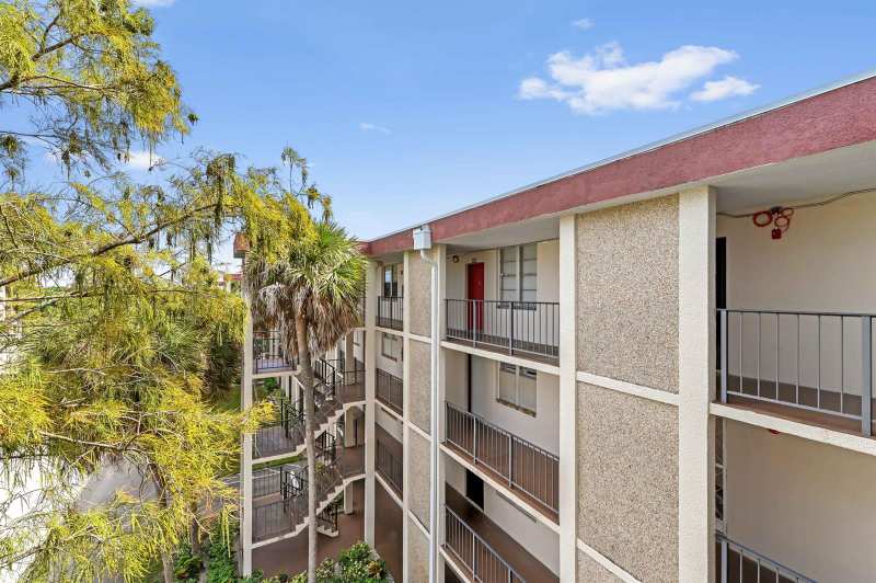 2650 NW 49th Avenue # 422, Lauderdale Lakes FL 33313