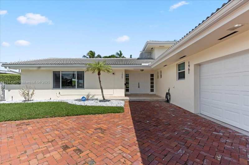 1961 NE 188th St, Miami FL 33179