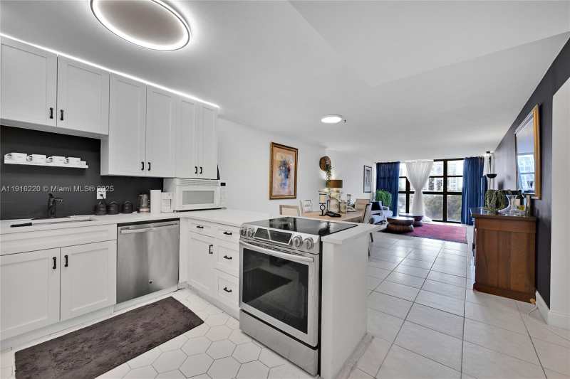 400 Leslie Dr # 605, Hallandale Beach FL 33009