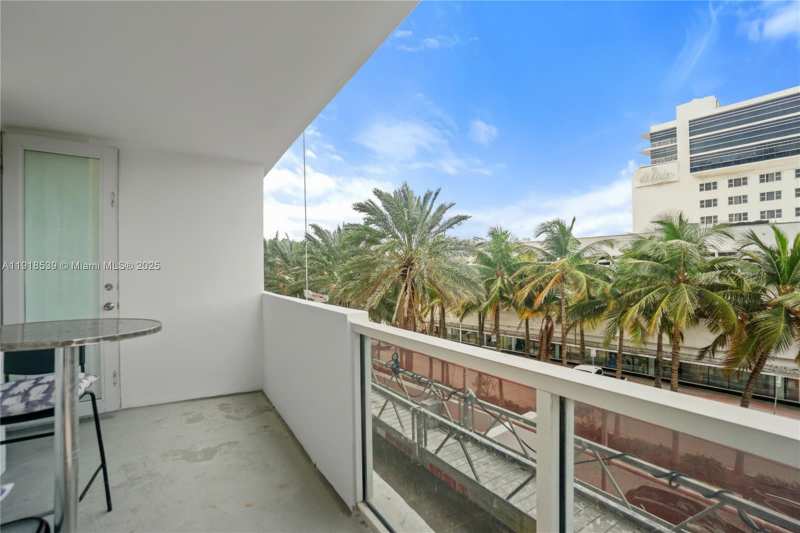 THE DECOPLAGE CONDO