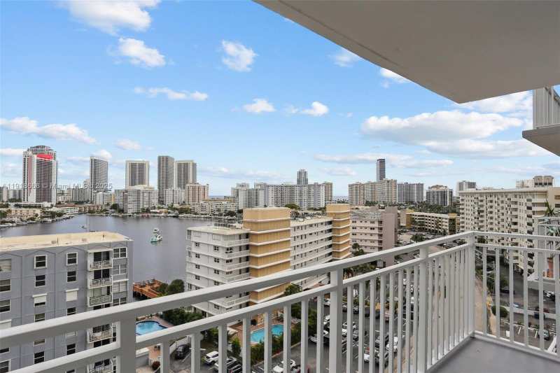 427 Golden Isles Dr # 11F, Hallandale Beach FL 33009