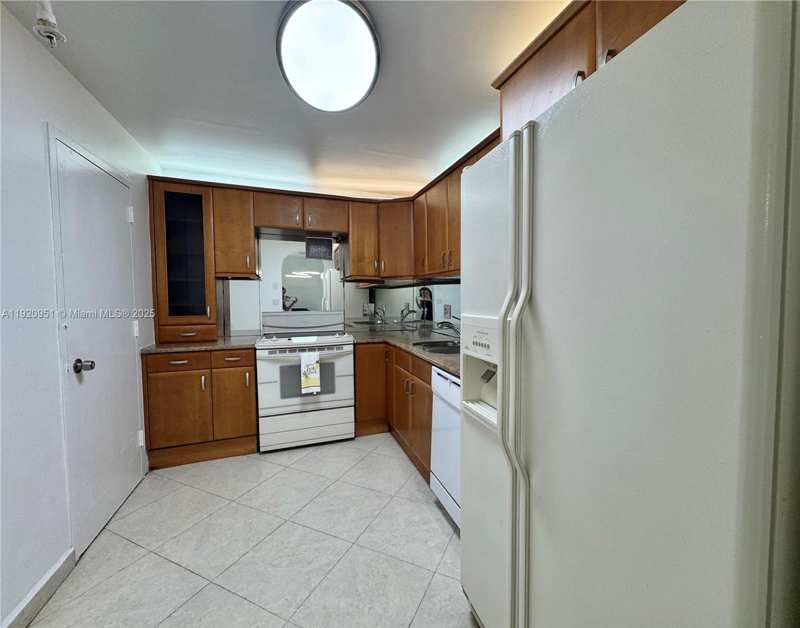 400 Kings Point Dr # 411, Sunny Isles Beach FL 33160