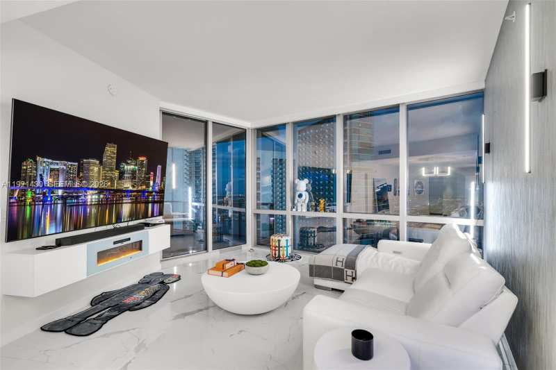 851 NE 1st Ave # 4009, Miami FL 33132