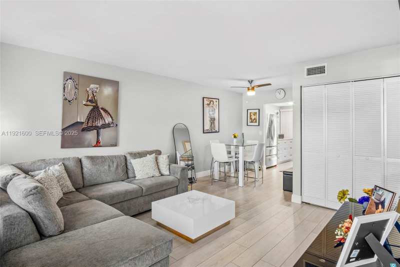 19 Abbey Ln # 104, Delray Beach FL 33446