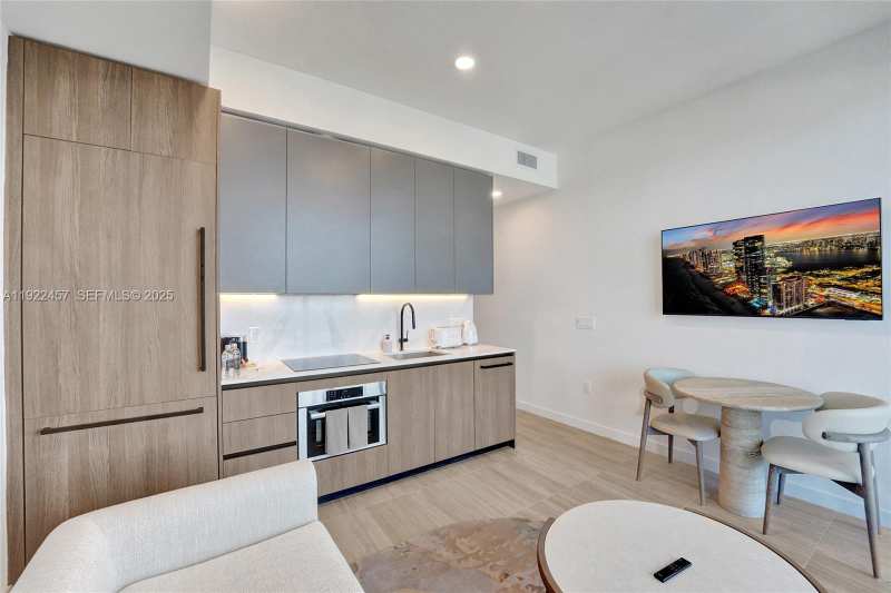 580 72nd St # 1511, Miami Beach FL 33141