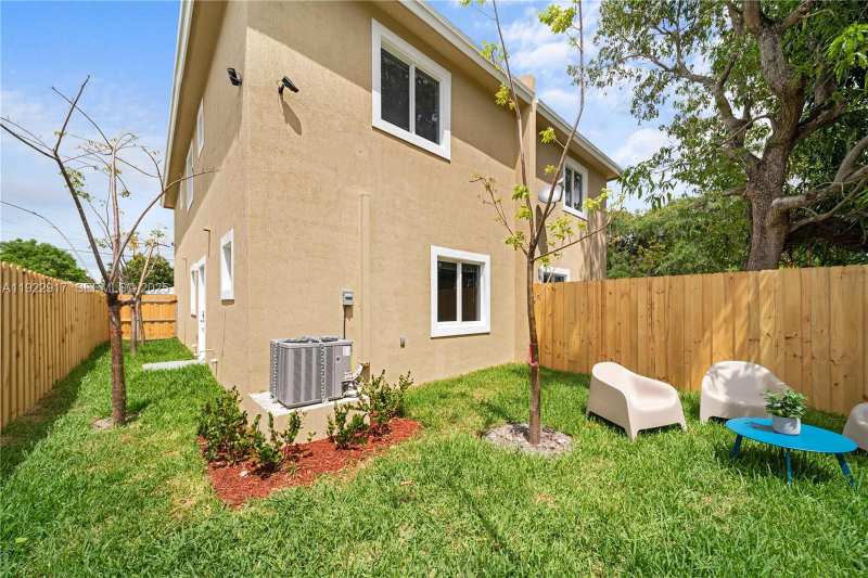 1770 NW 55th St, Miami FL 33142