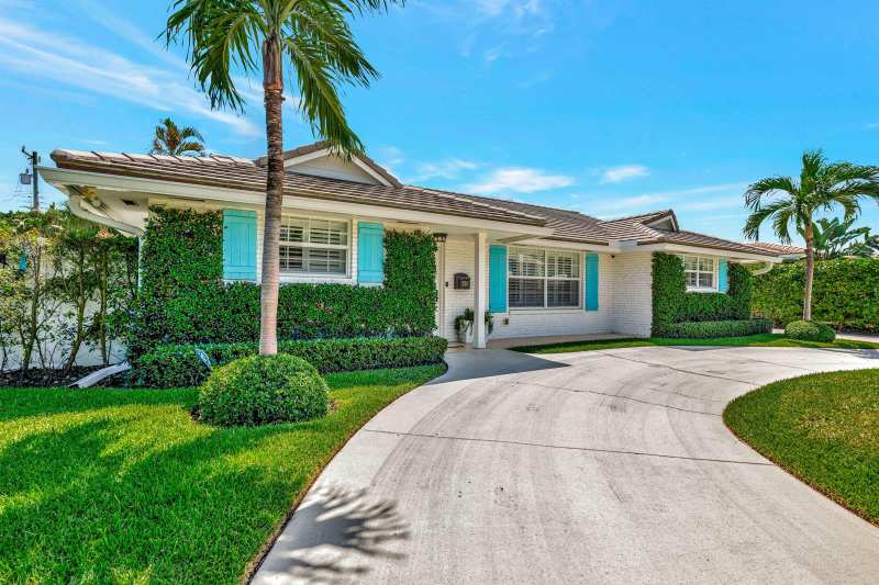 136 Worth Court S, West Palm Beach FL 33405