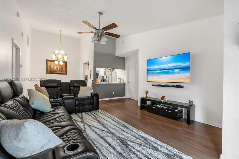 2682 N Nob Hill Rd, Sunrise FL 33322