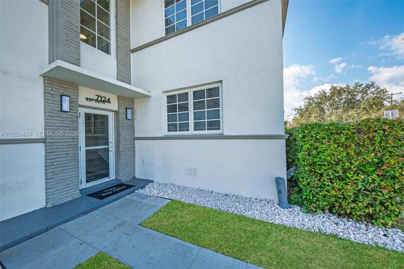 7124 Bay Dr, Miami Beach FL 33141