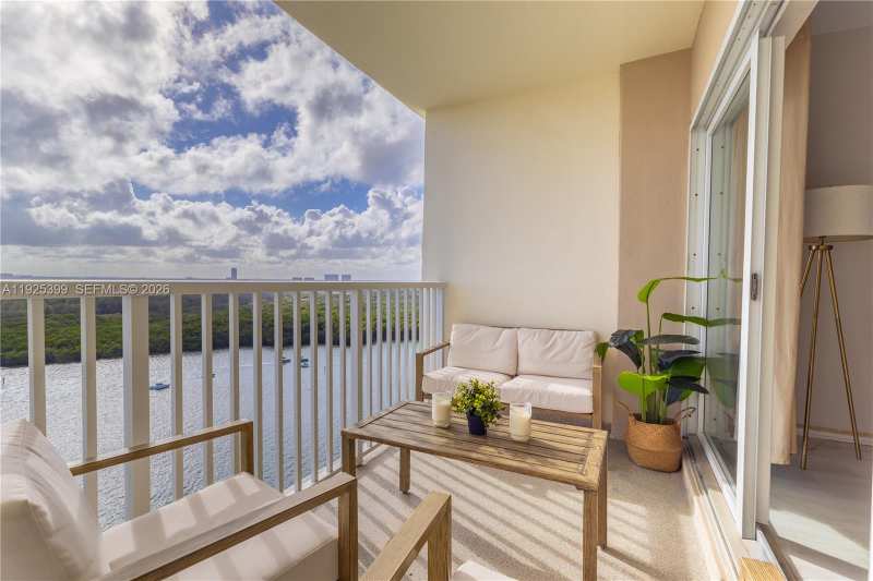 300 SE Bayview Dr # 2114, Sunny Isles Beach FL 33160