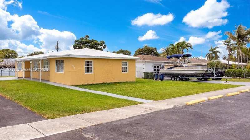 417 SW 3rd St, Hallandale Beach FL 33009