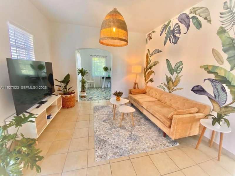 1872 SW 9th St, Miami FL 33135