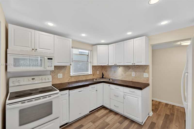 3100 Riverside Dr # 305, Coral Springs FL 33065