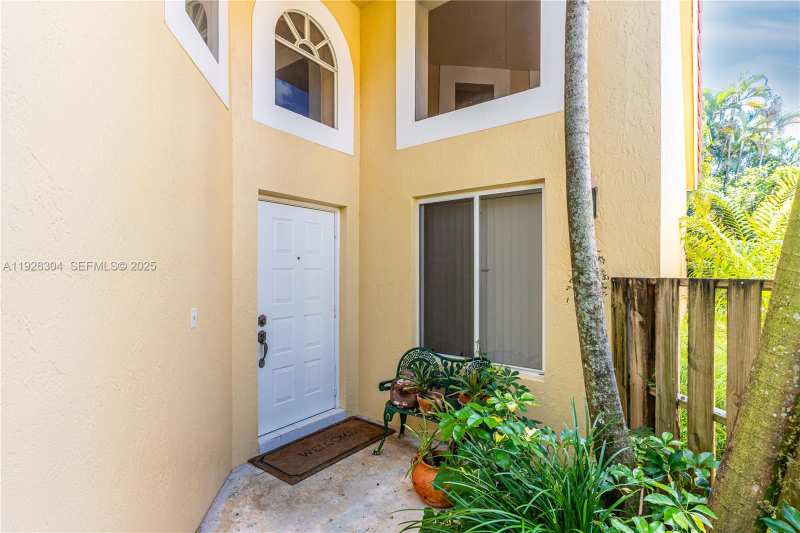 10132 NW 4th St, Plantation FL 33324