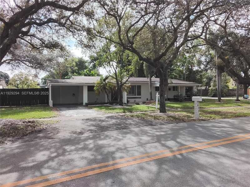911 W Country Club Cir, Plantation FL 33317