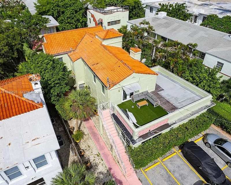 2822 Pine Tree Dr, Miami Beach FL 33140