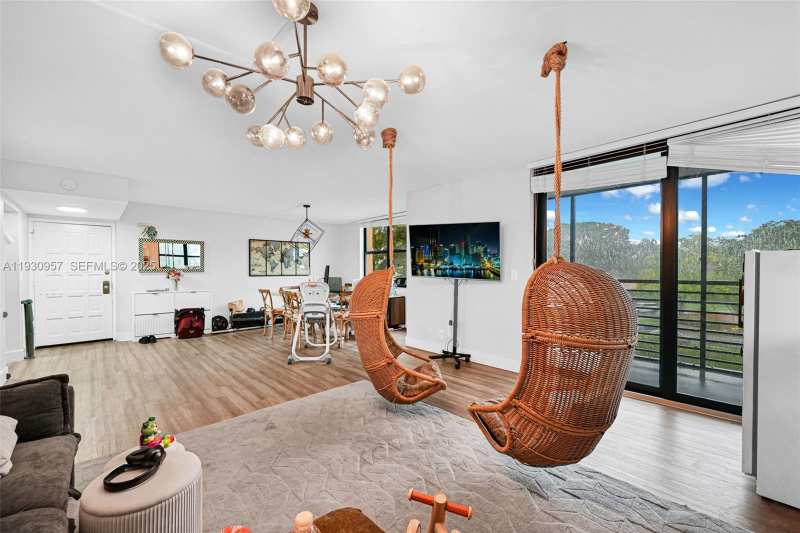 3900 N Hills Dr # 303, Hollywood FL 33021