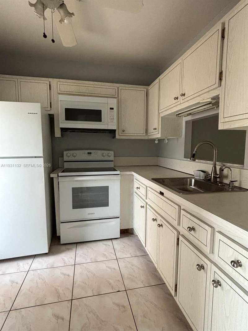 5181 W Oakland Park Blvd # 214, Lauderdale Lakes FL 33313