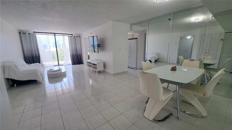 WINSTON TOWERS 600 CONDO