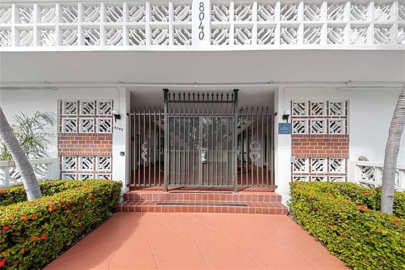 8040 Tatum Waterway Dr # 11, Miami Beach FL 33141