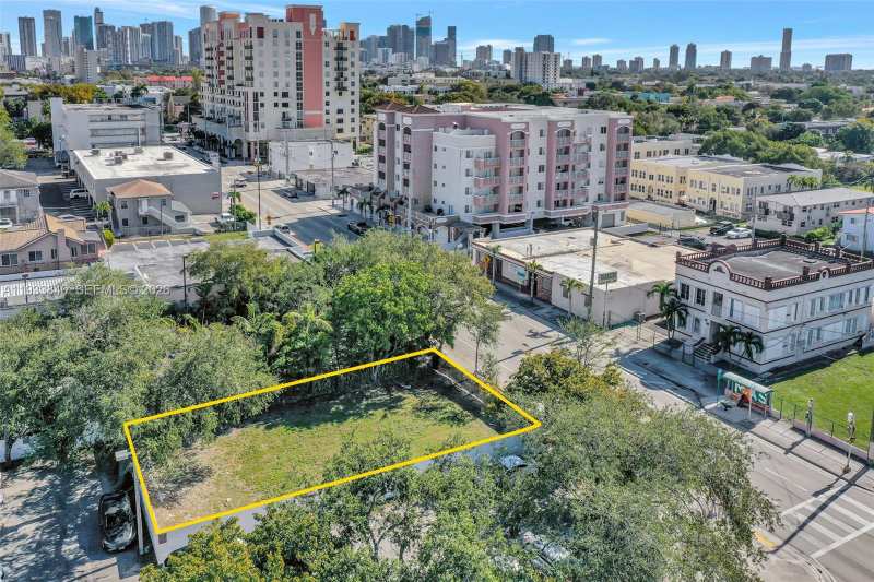 1471 SW 1st St, Miami FL 33135