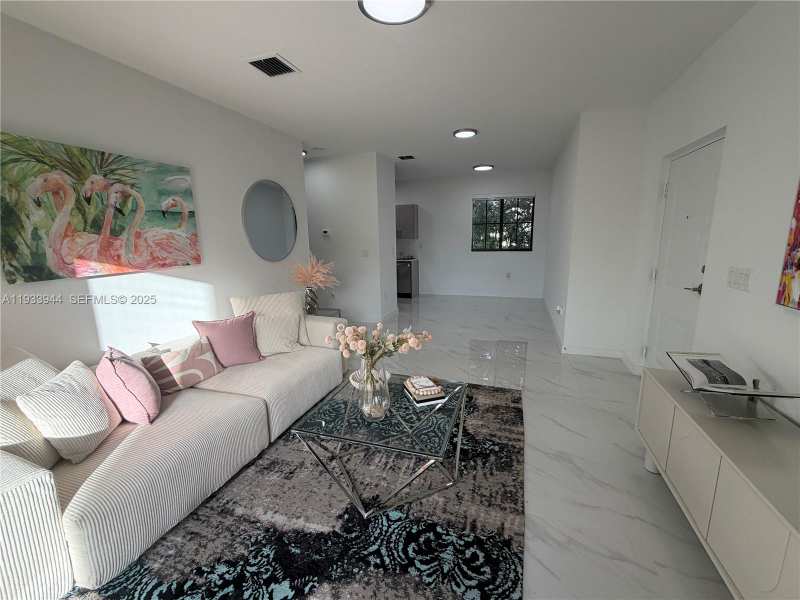 2306 E 4th ave # 303, Hialeah FL 33013