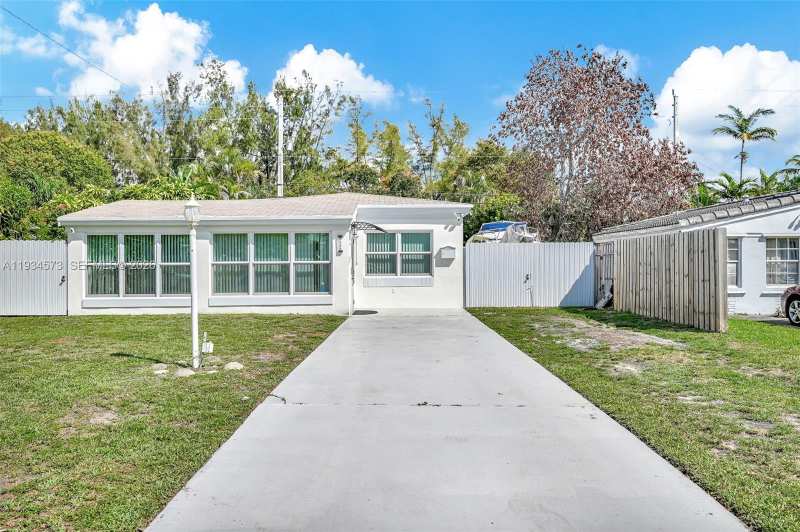1323 NE 182nd St, North Miami Beach FL 33162
