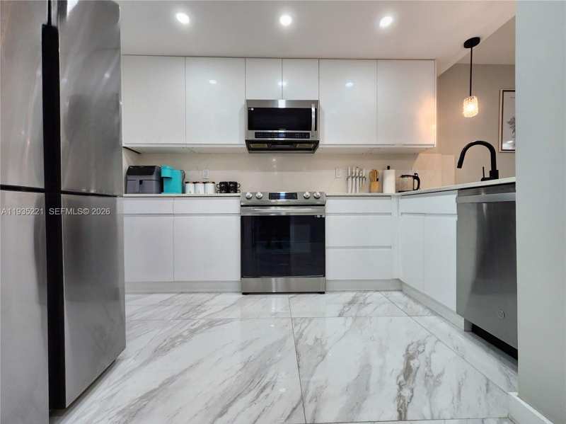 3725 S Ocean Dr # 425, Hollywood FL 33019