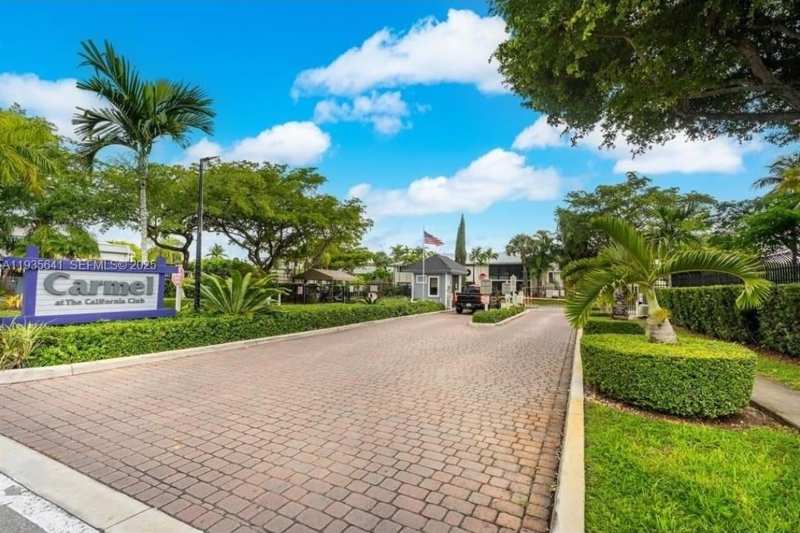 811 NE 199th St # 33, Miami FL 33179