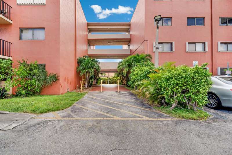 8095 NW 8th St # 412, Miami FL 33126