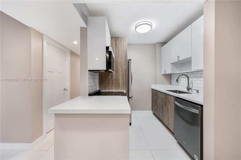 8095 NW 8th St # 412, Miami FL 33126
