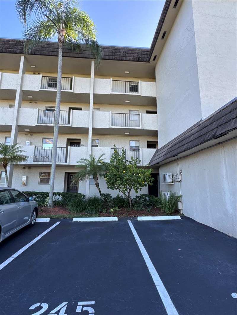 6080 NW 44th St # 107, Lauderhill FL 33319