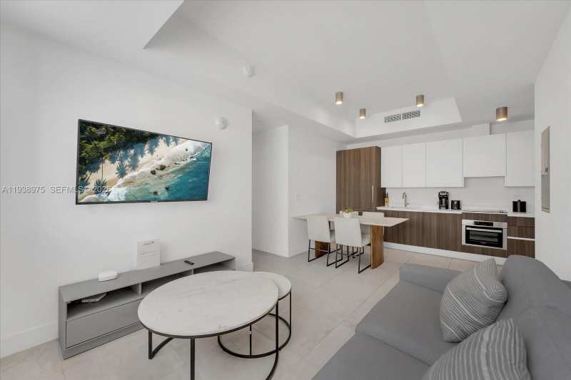 239 SW 9th St # 1603, Miami FL 33130