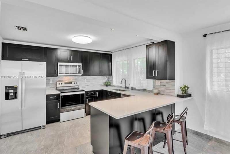 211 SE 9th St, Hallandale Beach FL 33009